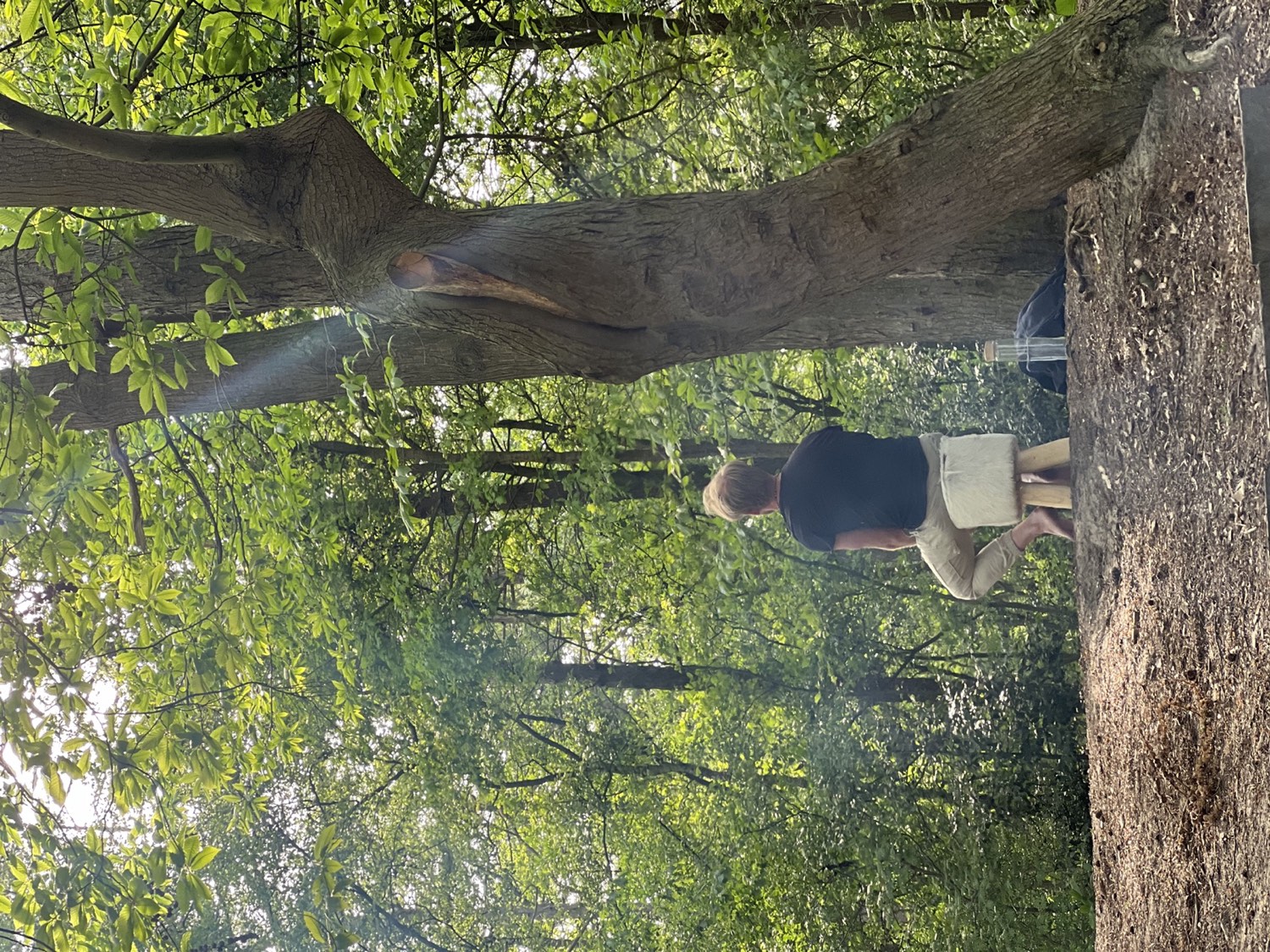 Een man zit alleen in het bos